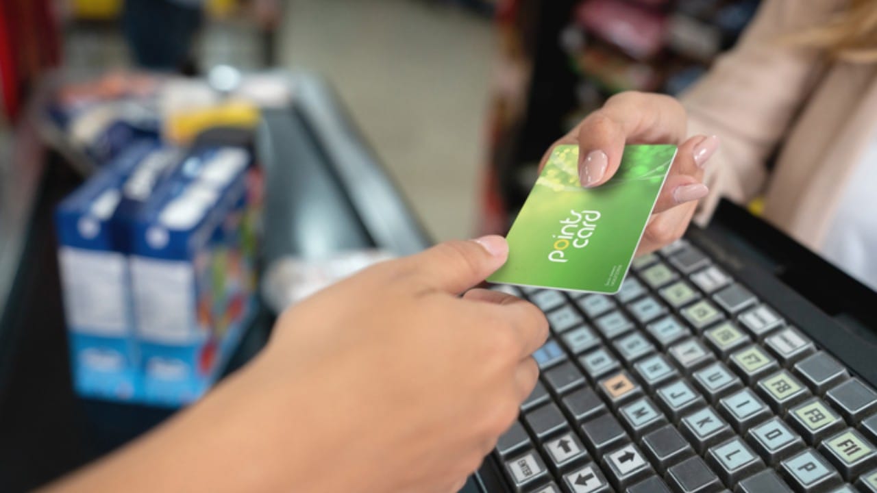 तुमच्याकडे असलेल्या कार्ड्सचे फायदे तपासा. काही कार्ड्स ऑनलाईन शॉपिंगवर ५ टक्क्यांपर्यंत कॅशबॅक देतात. तर काही इंधन (Fuel) भरण्यानंतर सवलत देतात. ज्या ठिकाणी जास्त खर्च होतो, तिथे त्या विशिष्ट खर्चासाठी बनवलेले कार्ड वापरणे फायदेशीर ठरते.