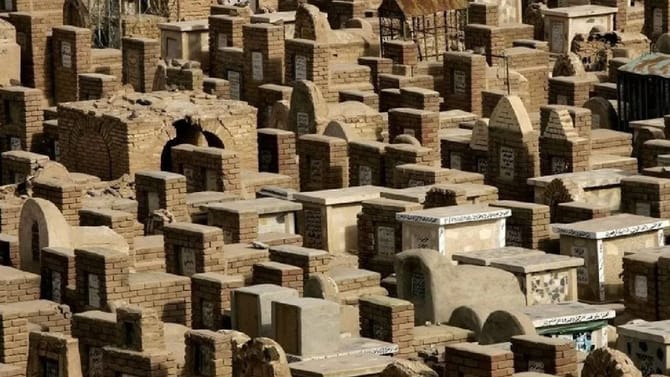 त्या एका गोष्टीसाठी इस्त्रायलने अख्ख कब्रस्तान खोदलं, मोठी खळबळ