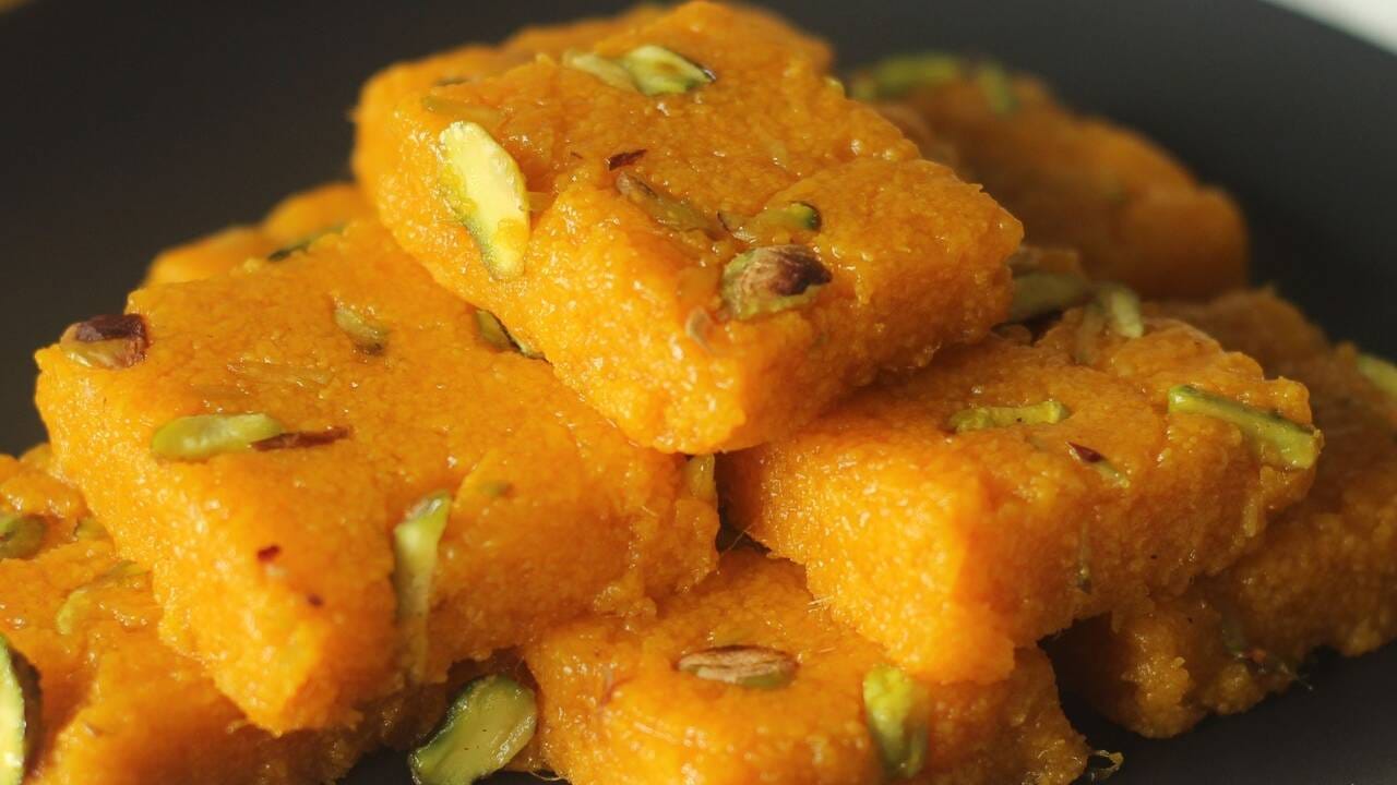 जर तुम्हाला गोड आणि हेल्दी काही खाण्याची इच्छा होत असेल तर हरभऱ्याची डाळ भिजत घाला. त्यानंतर त्याचा मस्तपैकी शिरा तयार करा. हा शिरा चवदारही बनतो..