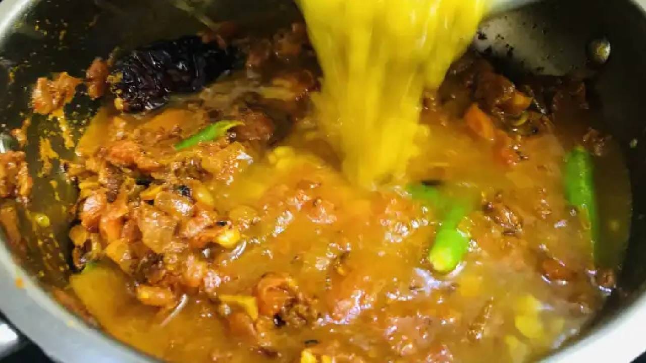  विविध प्रकारे आपण हरभऱ्याच्या डाळीचा दररोजच्या आहारात समावेश करू शकतो. दोन ते तीन तास हरभऱ्याची डाळ पाण्यात भिजत घाला आणि त्याचे चिले करून खा. 