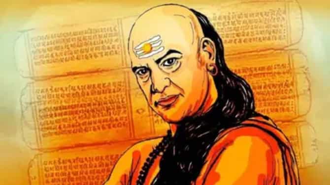 Chanakya Niti : या तीन लोकांवर कधीच विश्वास ठेवू नका, पश्चाताप कराल, चाणक्य काय सांगतात?