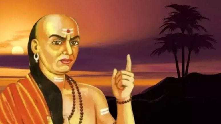 आचार्य चाणक्य यांना अर्थशास्त्र, राजकारण याचं मोठं ज्ञान होतं. त्यांनी माणसाचं आयुष्य समृद्ध करू शकणाऱ्या अनेक मोलाच्या गोष्टी सांगितलेल्या आहेत. त्यांनी सांगितलेल्या या गोष्टींकडे लक्ष दिलं तर तुमचं जगणं सुकर होऊ शकतं.