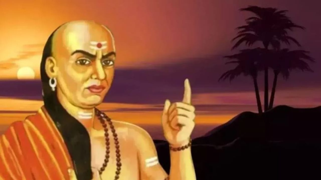 आचार्य चाणक्य यांना अर्थशास्त्र, राजकारण याचं मोठं ज्ञान होतं. त्यांनी माणसाचं आयुष्य समृद्ध करू शकणाऱ्या अनेक मोलाच्या गोष्टी सांगितलेल्या आहेत. त्यांनी सांगितलेल्या या गोष्टींकडे लक्ष दिलं तर तुमचं जगणं सुकर होऊ शकतं. 