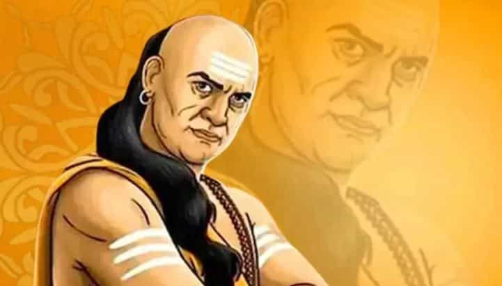 आचार्य चाणक्य यांनी असे काही संदेश दिलेले आहेत, जे आजही तेवढेच उपयोगी पडतात. त्यांनी सांगितलेल्या गोष्टी आपण आयुष्यभर आचरणात आणल्या तर आपले जीवन समृद्ध होऊ शकते. चाणक्य यांनी आयुष्यातील वाईट काळाबद्दल सांगितलेले आहे.