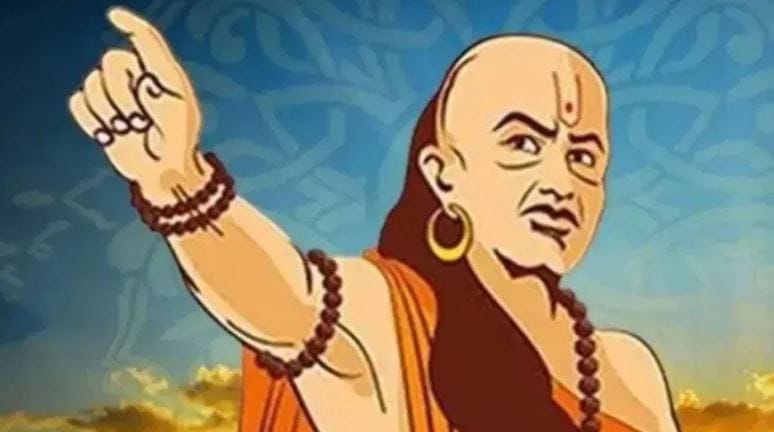 चाणक्य नीतीनुसार ज्या ठिकाणी तुम्हाला रोजगार मिळण्याची शक्यता नाही, ज्या ठिकाणी लोकांना भीती नाही, लज्जा नाही, उदारता नाही अशा ठिकाणी कधीच थांबू नये. अशा ठिकाणी कधीच निवासस्थान बांधू नये. नाहीतरी आयुष्यभर घरात नकारात्मक उर्जा राहते. 