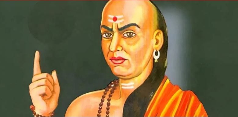 आचार्य चाणक्य यांच्यानुसार तुम्हाला आयुष्यात सन्मान हवा असेल तर अगोदर स्वत:चा सन्मान केला पाहिजे. आपण आपल्याला सन्मान दिल्यास लोकही तुम्हाला सन्मान देतात. आत्मसन्मान असेल तर लोकही तुम्हाला खूप सन्मान द्यायला लागतात.