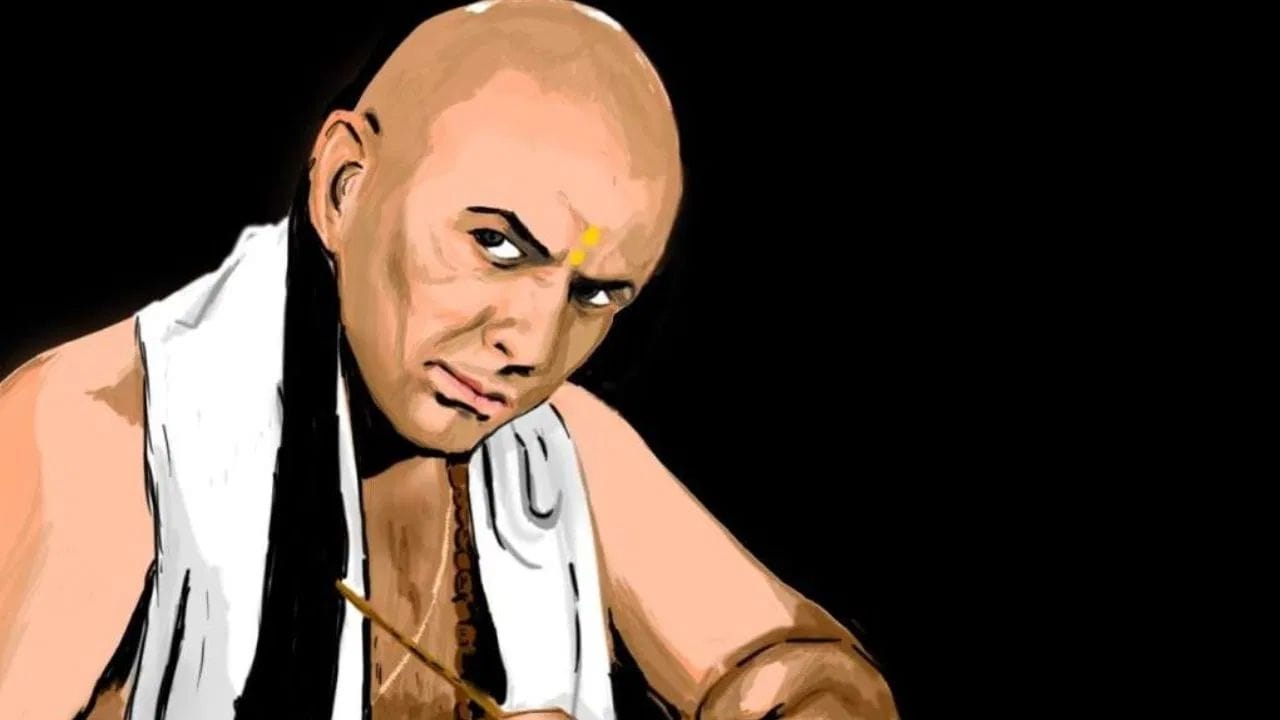 परिश्रम - आचार्य चाणक्य यांच्यामते यशाचा एकमेव मंत्र म्हणजे परिश्रम करणे हे होय. जो व्यक्ती आधी मेहनत आणि कष्ठ घेतो त्याला नक्कीच नंतर ऐषोराम मिळतो. ही गोष्ठ जितक्या लवकर समजेल तेवढा लवकर या व्यक्तीचा विकास होऊ शकतो. सातत्याने कष्ठ आणि प्रयत्न केल्याने यशाचा मार्ग खुला होतो. अशा व्यक्तीवर धनाची देवी लक्ष्मीमाता नेहमीच प्रसन्न रहाते. त्यांच्या जीवनात कधीच धनधान्याची कमी होत नाही.