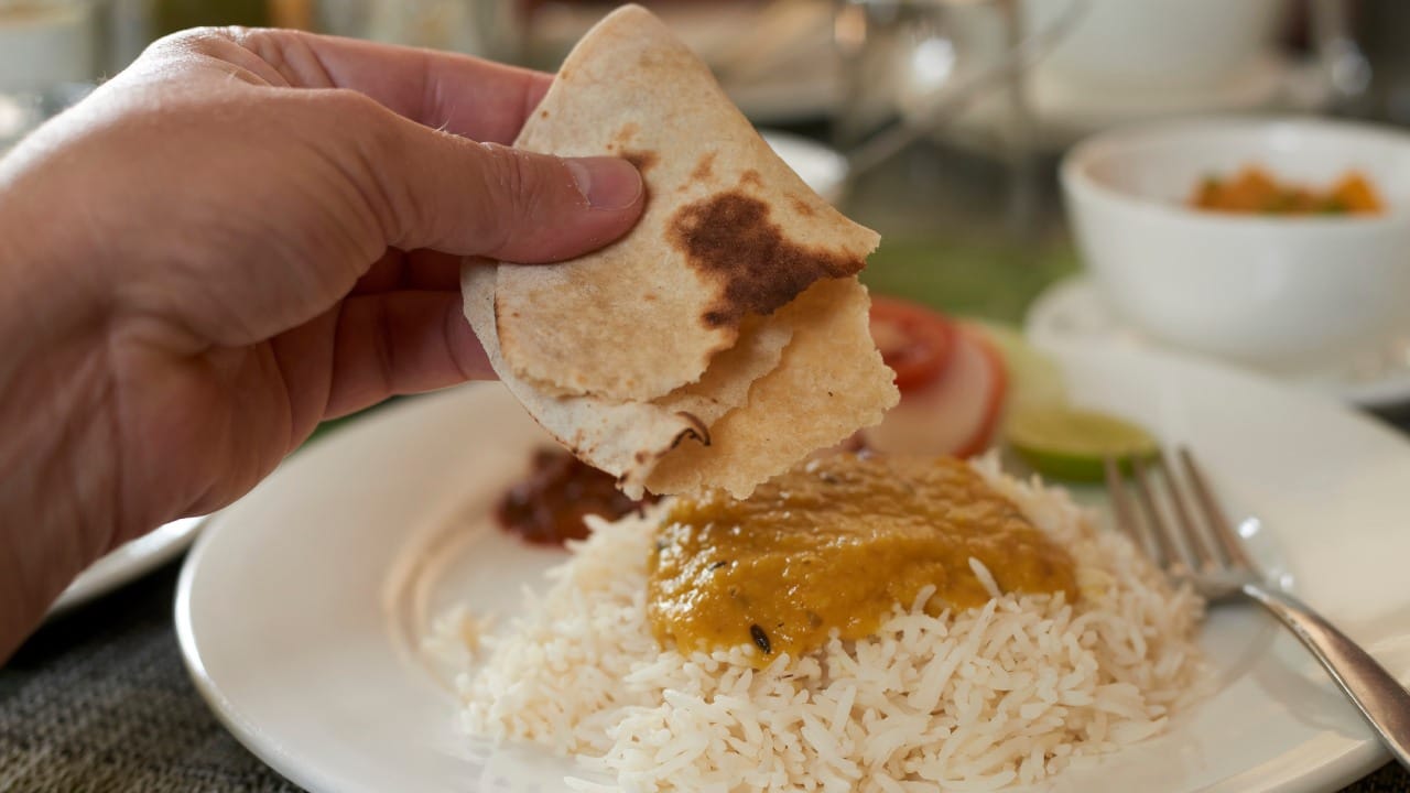 शक्य असल्यास गव्हाच्या चपातीऐवजी ज्वारी किंवा बाजरीची भाकरी खाणे अधिक गुणकारी ठरते, कारण त्यामध्ये फायबरचे प्रमाण जास्त असते. जेवताना लगेच पाणी पिणे टाळावे. जेवणानंतर अर्ध्या तासाने कोमट पाणी प्यायल्यास पचन सुलभ होते.