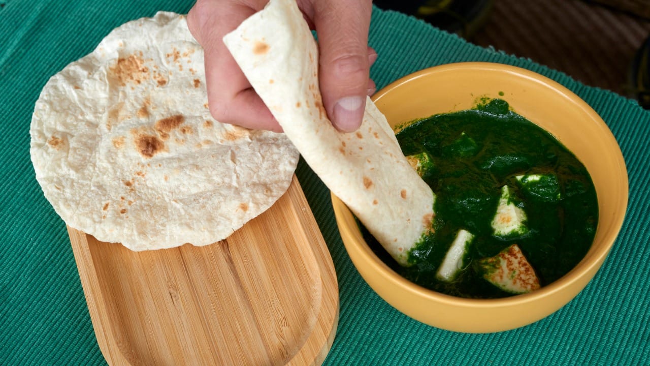 जर तुमचे वजन जास्त असेल किंवा तुम्हाला वजन कमी करायचे असेल, तर २ चपात्या आणि त्यासोबत जास्त प्रमाणात भाज्या किंवा डाळींचे सेवन करावे. महिलांची चयापचय क्रिया पुरुषांच्या तुलनेत थोडी मंद असते, त्यामुळे त्यांनी रात्रीच्या जेवणात कॅलरीवर नियंत्रण ठेवणे गरजेचे असते.