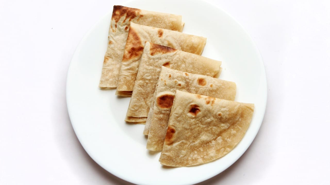 त्यामुळे रात्री जास्त प्रमाणात चपात्या खाल्ल्यास अन्नाचे पचन नीट होत नाही आणि पर्यायाने शरीरातील चरबी वाढण्याची शक्यता असते. निरोगी राहण्यासाठी रात्रीचे जेवण मर्यादित आणि हलके असणे केव्हाही फायदेशीर ठरते. यामुळे आज आपण रात्रीच्या वेळी महिला आणि पुरुषांनी किती चपात्या खाव्यात, याबद्दलची सविस्तर माहिती घेणार आहोत.