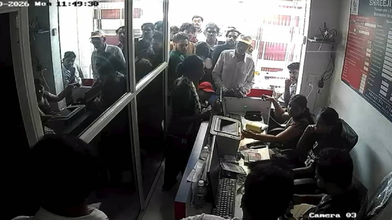 चारकोपमध्ये सिलिंडर न मिळाल्याने राडा, तर कुठे थेट पेट्रोलची चोरी, इंधन तुटवड्यामुळे नेमकं काय घडतंय? चारकोपमध्ये सिलिंडर न मिळाल्याने राडा, तर कुठे थेट पेट्रोलची चोरी, इंधन तुटवड्यामुळे नेमकं काय घडतंय?