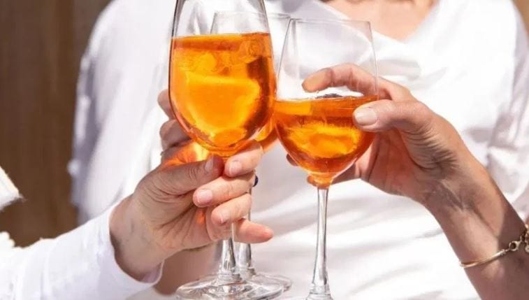 भारतात आणखी एक रम खूपच प्रसिद्ध आहे. या रमचेनाव खोडेक्स असे आहे. 1960 च्या दशकापासून ही रम प्रसिद्ध आहे. ही रम गोव्यातील मोहन मित्रा डिस्टिलरीमध्ये तयार केली जाते. या रमची एक बॉटल 360 रुपयांना मिळते. खिशाला परवडणारी ही रम आहे. दरम्यान, सध्याच्या बदललेल्या नियमानुसार वेगवेगळ्या राज्यात या मद्यांची किंमत वेगवेगळी अशू शकते.