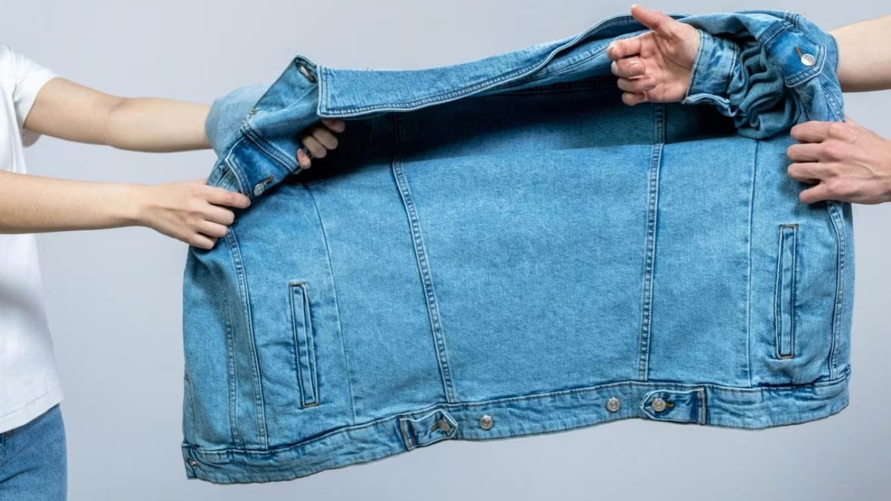 रात्रीच्या वेळी वातावरणात नकारात्मक ऊर्जा अधिक सक्रिय असते. असे मानले जाते की, ओल्या कपड्यांमध्ये ही ऊर्जा लवकर शोषली जाते. जेव्हा आपण रात्री बाहेर कपडे सुकवतो, तेव्हा त्या कपड्यांद्वारे नकारात्मकता घरात प्रवेश करू शकते. ज्यामुळे घरात वास्तुदोष आणि कलह वाढण्याची शक्यता असते.