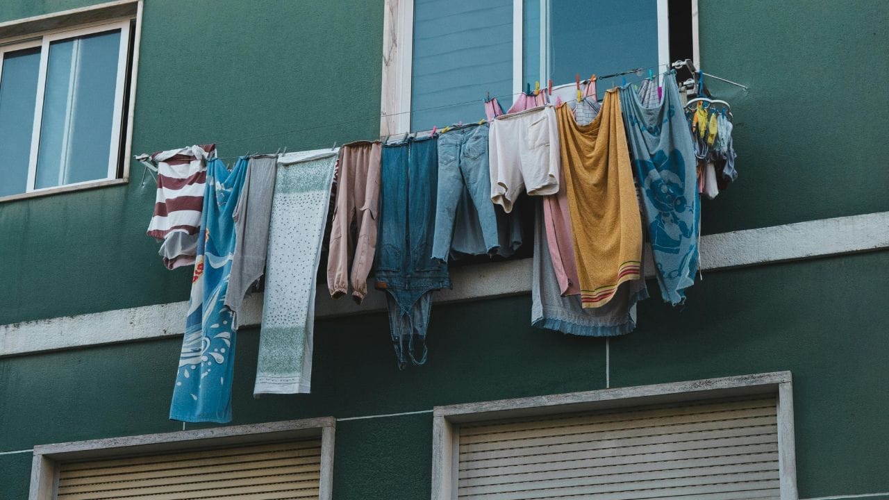 धावपळीच्या जीवनशैलीमुळे हल्ली अनेक वर्किंग वुमन्स वेळेअभावी संध्याकाळी किंवा रात्री कपडे धुतात. मात्र वास्तुशास्त्रानुसार ही सवय तुमच्या प्रगतीत अडथळा ठरू शकते.