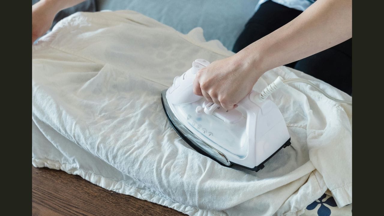 वैज्ञानिक दृष्टिकोनातून पाहिले तर, रात्री कपड्यांना पुरेसा सूर्यप्रकाश मिळत नाही. सूर्यप्रकाश हा नैसर्गिक जंतूनाशक असतो. सूर्यप्रकाशाच्या अभावामुळे कपड्यांमधील जंतू आणि बॅक्टेरिया पूर्णपणे नष्ट होत नाहीत. ज्यामुळे त्वचेचे विकार किंवा ॲलर्जी होण्याचा धोका असतो.