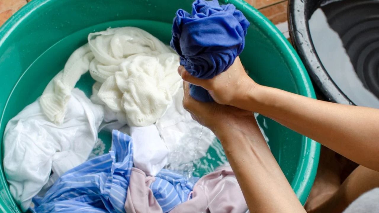 वास्तुशास्त्र आणि ज्योतिषशास्त्रानुसार, दिवस आणि रात्रीच्या ऊर्जेमध्ये मोठा फरक असतो. दिवसाची सुरुवात सूर्याच्या सकारात्मक ऊर्जेने होते, तर रात्रीची वेळ नकारात्मक आणि असुरी शक्तींचा काळ मानली जाते. अशा परिस्थितीत, रात्री कपडे धुण्याचे नेमके काय परिणाम होतात, ते जाणून घेऊया.