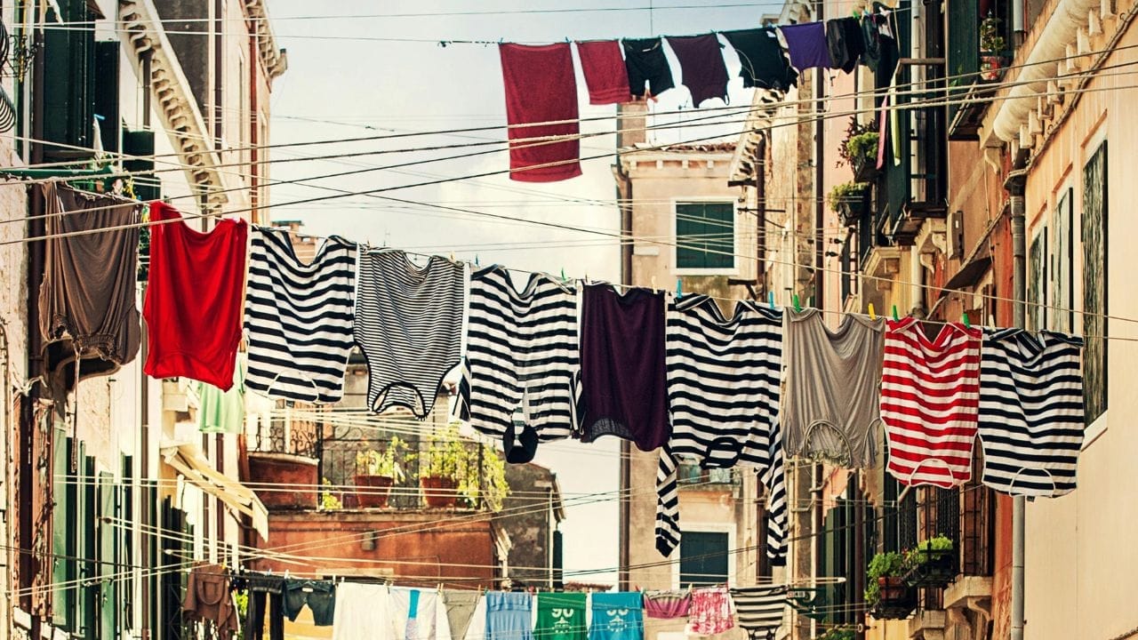 यामुळे शक्यता वेळेचे नियोजन करून दिवसा कपडे धुवावेत आणि सूर्यप्रकाशात वाळवावेत. यामुळे घरातील सकारात्मक ऊर्जा आणि आरोग्य दोन्ही टिकून राहते.