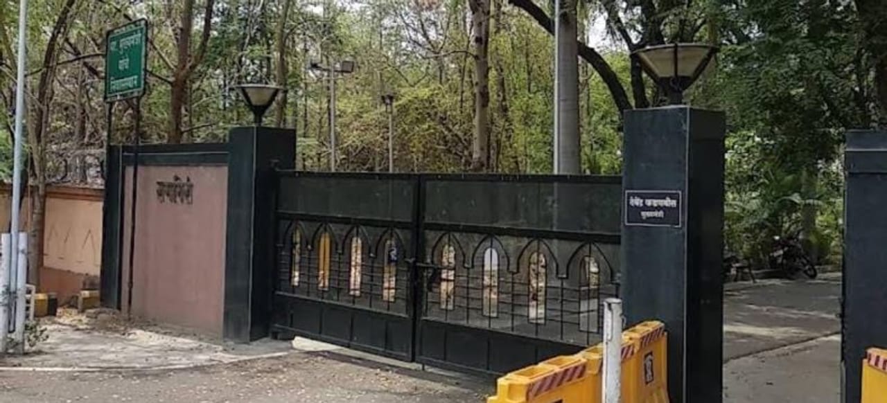 नागपूर - मुख्यमंत्र्यांचा बंगला म्हटलं की कडेकोट बंदोबस्त असतो. बंगल्याच्या आजूबाजूला अनेक सुरक्षारक्षक असतात. या सुरक्षारक्षकांच्या परवानगीविना मुख्यमंत्र्यांच्या बंगल्यात कोणीही प्रवेश करू शकत नाही. 