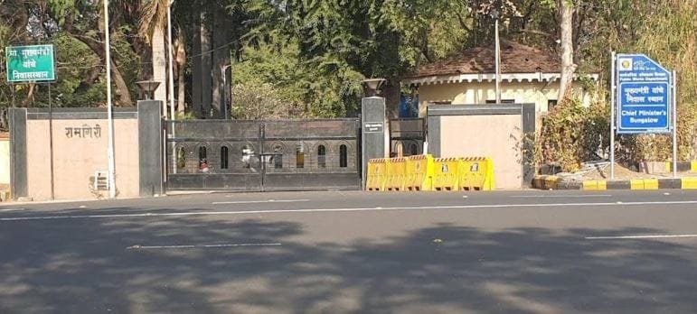 विशेष म्हणजे सुरक्षेसह मुख्यमंत्र्यांच्या निवासस्थानात स्वच्छतेचीही तेवढीच काळजी घेतली जाते. परंतु नागपुरातील मुख्यमंत्री यांचं निवासस्थान असलेल्या रामगिरी बंगल्यावर एक अजब प्रकार समोर आला आहे.