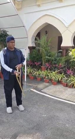 साप आढळून आल्यावर लगेच मुख्यमंत्र्यांच्या बंगल्यातील कर्मचाऱ्यांनी सर्पमित्रांना कॉल केला. मुख्यमंत्र्यांच्या बंगल्यावरून कॉल आल्यानंतर सर्पमित्रही तातडीने दाखल झाले. 