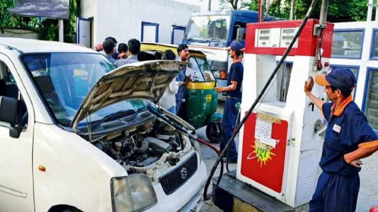 सकाळी लवकर किंवा रात्री उशिरा सीएनजी पंपांवर गर्दी कमी असते. दुपार किंवा संध्याकाळी ऑटो आणि टॅक्सींच्या लांब रांगा लागतात, त्यामुळे वेळ वाया जातो. थंड वेळेत गॅस भरवल्यास वेळ आणि इंधन दोन्हीची बचत होते.