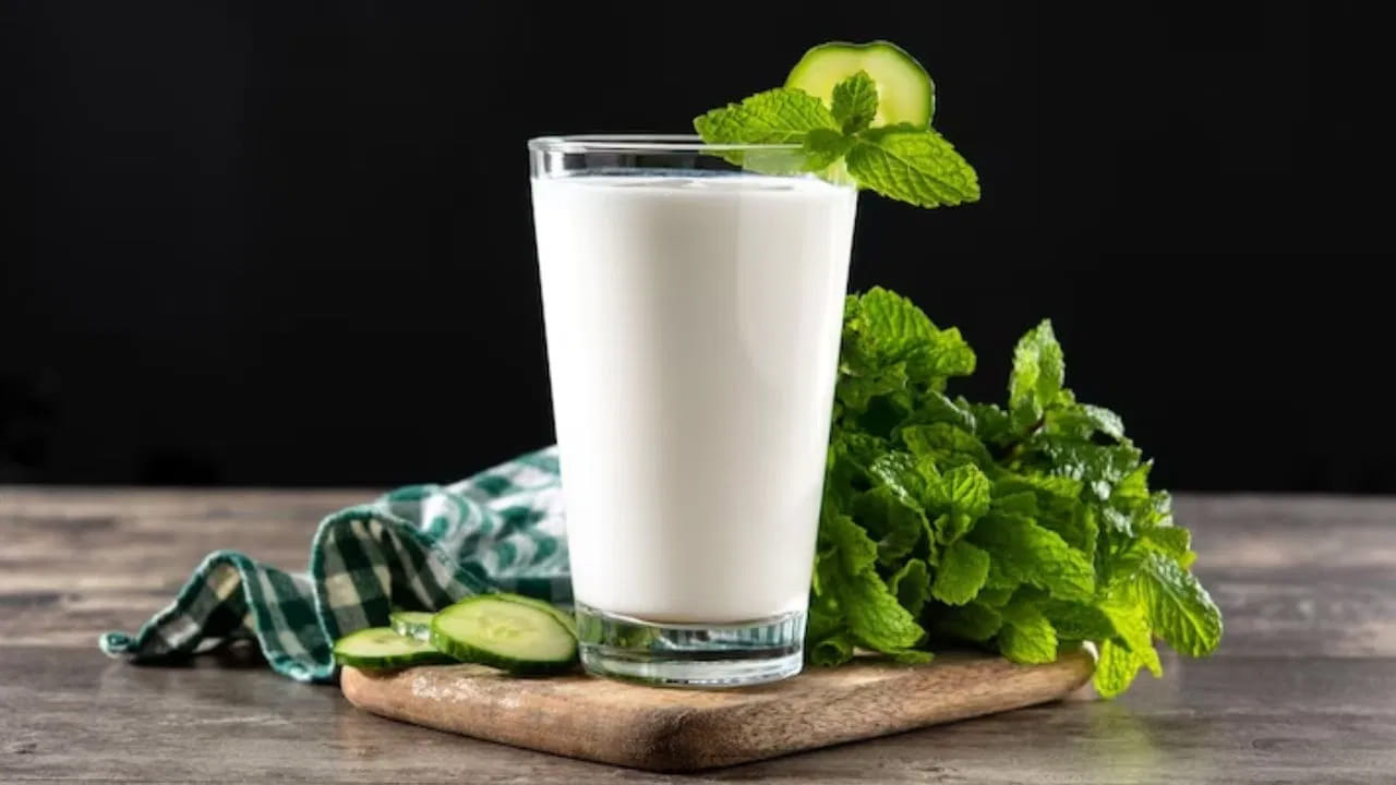 भारतीय आहारशास्त्रात ताकाला पृथ्वीवरील अमृत मानले जाते. ताकामध्ये लॅक्टिक ॲसिड आणि प्रोबायोटिक्स असतात, जे पचनसंस्थेला बळकट करतात.
ज्यांना उन्हाळ्यात ॲसिडिटी, पोट फुगणे किंवा पचनाच्या समस्या जाणवतात, त्यांच्यासाठी ताक हा सर्वोत्तम पर्याय आहे.