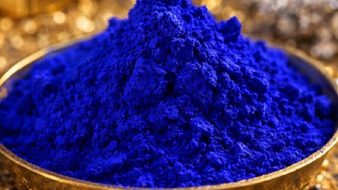 इतिहासकारांच्या मते, लॅपिस लाजुलीच्या सर्वात प्राचीन खाणी अफगाणिस्तानातील बदख्शान प्रदेशात होत्या. हजारो वर्षांपूर्वी येथून हा दगड इजिप्त, मेसोपोटामिया आणि नंतर युरोपमध्ये पोहोचला.