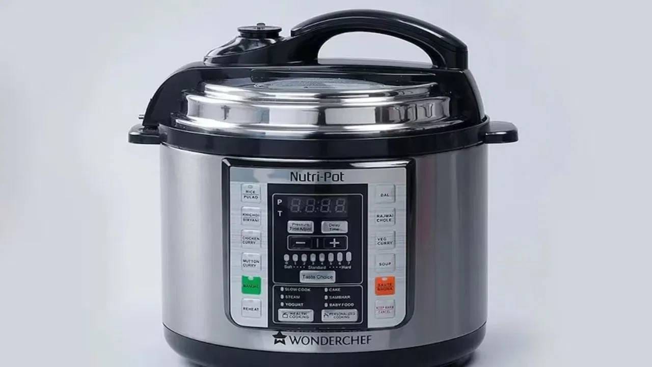 अमेरिका आणि इस्रायलसोबतच्या इराण युद्धामुळे निर्माण झालेल्या तेल संकटाचा आणि भारतातील एलपीजी संकटाचा थेट परिणाम बाजारावर झाला आहे. गॅसच्या टंचाईमुळे अनेक जण त्रस्त आहेत. तर काहींनी इंडक्शन खरेदी करण्यासाठी धाव घेतली आहे. पण जर तुमच्याकडे ही वस्तू असेल तर तुम्हाला अन्न शिजवण्याचे, स्वयंपाकाचे टेन्शनच राहणार नाही. ती गोष्ट म्हणजे  इलेक्ट्रिक प्रेशर कुकर किंवा राईस कुकर . (Photo - सोशल मीडिया)