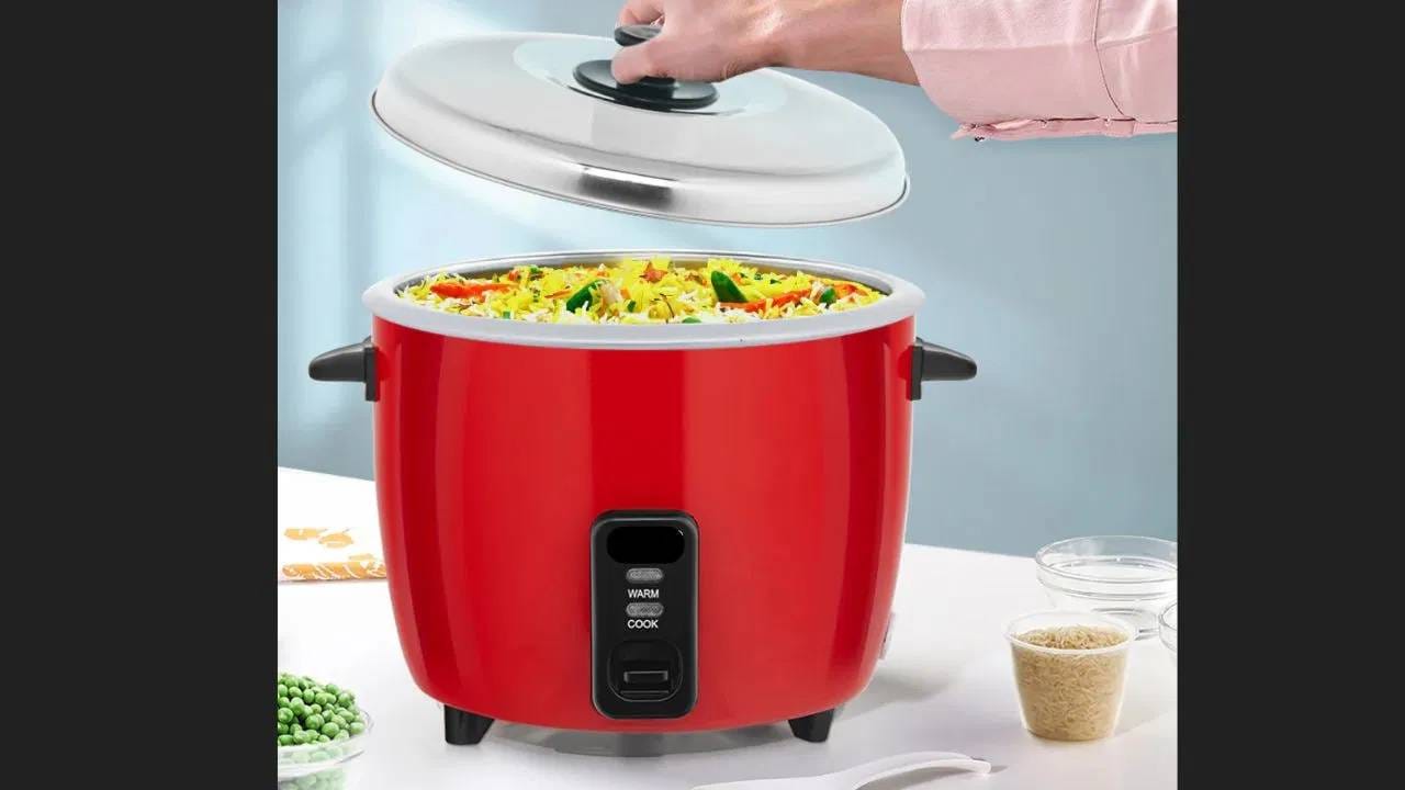 इलेक्ट्रिक प्रेशर कुकर कसा वापरायचा ?: इलेक्ट्रिक प्रेशर कुकर हा विजेवर चालतो. तो वापरताना त्यात हवे ते पदार्थ टाकून नंतर फक्त कुकर प्लग इन करून स्विच चालू करायचा, अशा प्रकारे स्वयंपाक प्रक्रिया सुरू होते. (Photo - सोशल मीडिया)