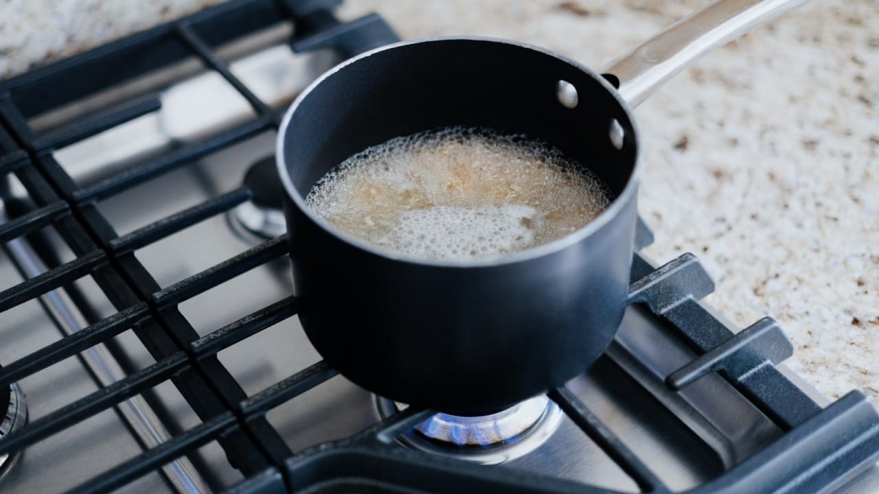 आज आपण भात नक्की कुकरमध्ये की टोपात शिजवावा? तसेच भात शिजवण्याची कोणती पद्धत वजन वाढवण्यास कारणीभूत ठरते आणि याचा तुमच्या आरोग्यावर काय परिणाम होतो, याबद्दल जाणून घेणार आहोत.