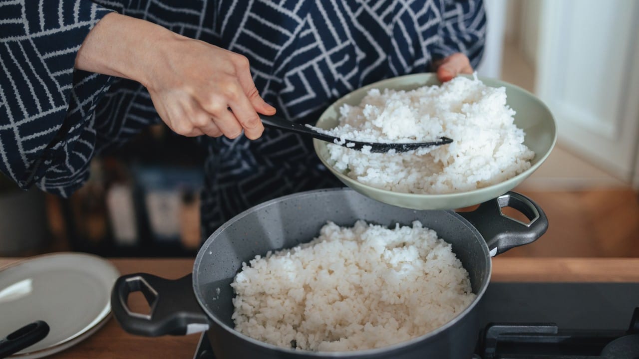 भात कोणत्याही पद्धतीनुसार शिजवा, पण तो शिजवण्यापूर्वी २०-३० मिनिटे भिजत ठेवल्यास तो पचायला अधिक हलका होतो. ( डिस्क्लेमर : या आर्टिकलमध्ये देण्यात आलेली माहिती व उपाय हे सामान्य ज्ञानावर आधारित आहेत. आमचा याला दुजोरा नाही. ते अवलंबण्यापूर्वी तज्ज्ञांचा सल्ला जरूर घ्यावा.)