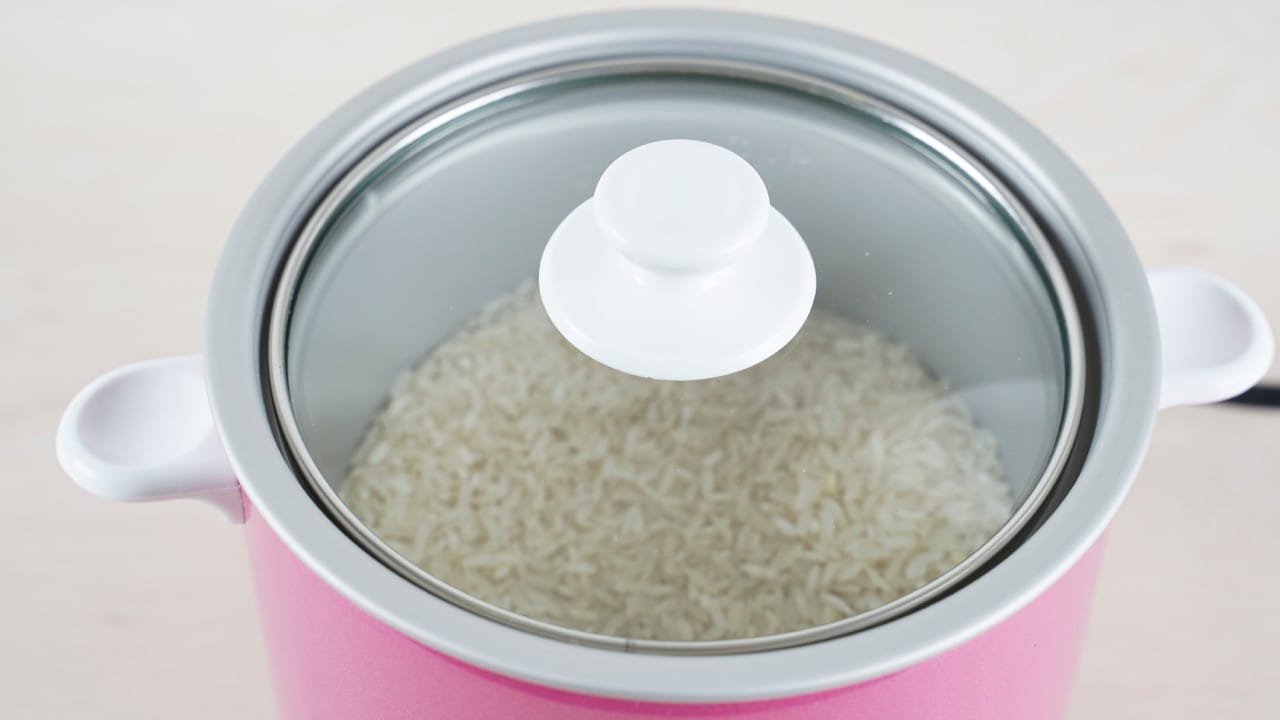 जर तुम्ही खूप सडपातळ असाल आणि तुम्हाला पूर्ण पोषण हवे असेल, तर प्रेशर कुकरमधील भात तुमच्यासाठी चांगला आहे. पण जर तुम्हाला पोटाची चरबी कमी करायची असेल किंवा रक्तातील साखर नियंत्रित ठेवायची असेल, तर टोपात शिजवून पाणी काढून टाकलेला भात खाणे अधिक फायदेशीर ठरेल.