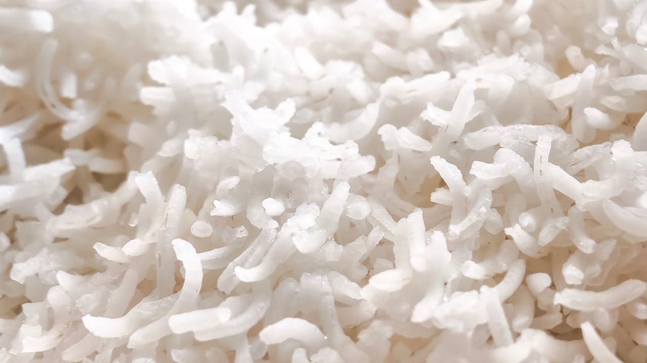 हा भात पचायला हलका असतो. यात कॅलरीज कमी असतात. वजन कमी करू इच्छिणाऱ्यांसाठी ही पद्धत उत्तम आहे. स्टार्चसोबतच अनेक महत्त्वाची जीवनसत्त्वे पाण्यातून वाहून जातात, ज्यामुळे कुकरच्या तुलनेत याचे पोषण मूल्य कमी होते.