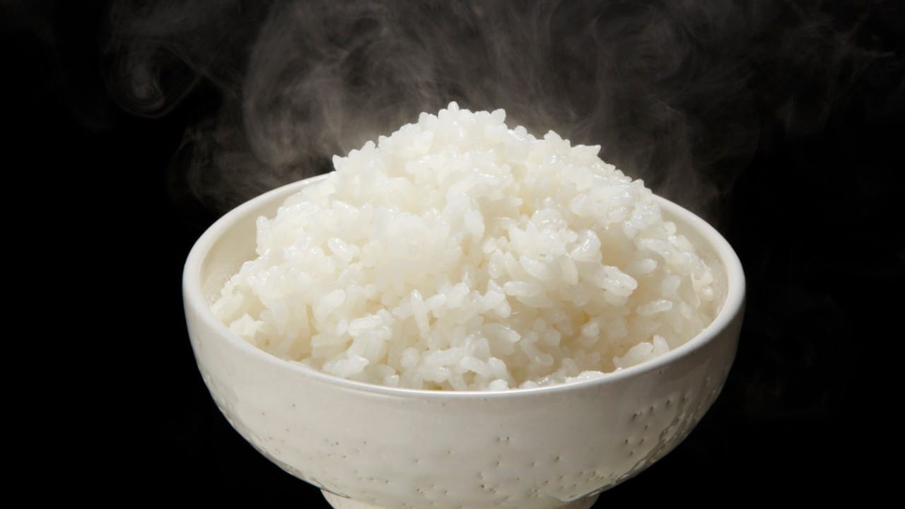 जुन्या पद्धतीनुसार टोपात जास्त पाणी ठेवून भात शिजवला जातो आणि नंतर जास्तीचे पाणी काढून टाकले जाते. ही पद्धत तांदळातील अतिरिक्त स्टार्च आणि आर्सेनिकसारख्या अशुद्धी काढून टाकण्यास मदत करते.