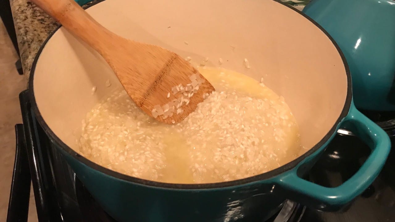 जेव्हा आपण कुकरमध्ये भात शिजवतो, तेव्हा तांदूळ सर्व पाणी शोषून घेतो. पाणी बाहेर फेकून दिले जात नसल्यामुळे तांदळातील व्हिटॅमिन बी कॉम्प्लेक्स आणि महत्त्वाची खनिजे त्यातच टिकून राहतात.