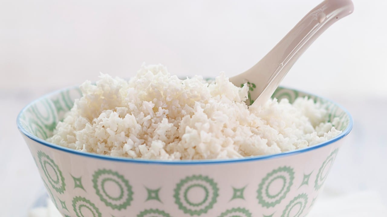 भारतात बिहारपासून बंगाल आणि गुजरातपर्यंत जेवणाच्या ताटात भात नसेल तर ते अपूर्ण वाटते. पण फिट राहण्याच्या प्रयत्नात असलेले अनेकांना कायम एक प्रश्न पडतो आणि तो म्हणजे भात प्रेशर कुकरमध्ये शिजवावा की टोपात पाणी उकळून?