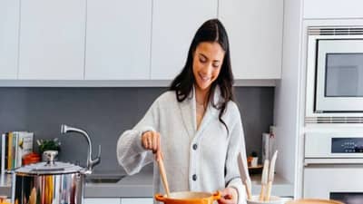 Vastu Shastra : स्वयंपाक बनवताना तुम्हीही करताय ही चूक? तर मग आजच सावध व्हा, घरात कधीच राहणार नाही बरकत