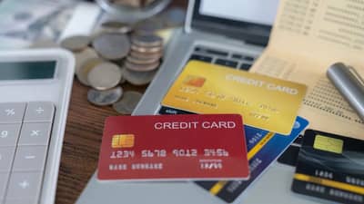 Credit Card : तुमच्या क्रेडीट कार्डची मर्यादा किती असेल, बँका कशा ठरवतात?