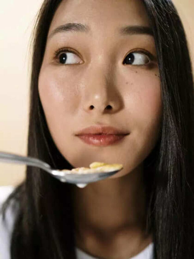 जेवणानंतर ही 7 कामे करु नका, पश्चाताप होईल