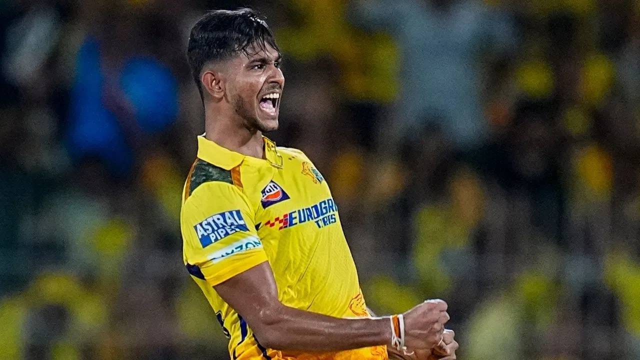 आधीच वेगवान गोलंदाज मुस्तफिजुर रहमानला नाईलाजाने रिलीज करावं लागल्याने कोलकाता नाइट रायडर्सची टीम अडचणीत आहे. आता त्यांचा स्टार श्रीलंकन वेगवान गोलंदाज मतीषा पतिरणा यांच्या फिटनेसने टीमच्या अडचणी वाढवल्या आहेत. (Photo: PTI)