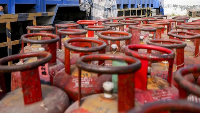 LPG गॅस धारकांना सर्वात मोठा झटका, केंद्र सरकारने घेतला मोठा निर्णय