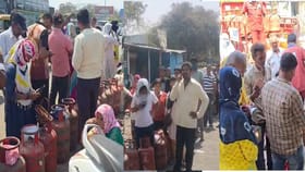 सिलेंडरसाठी रांगा... महाराष्ट्रात कुठेकुठे जनता तासोंतास उन्हात उभी?.