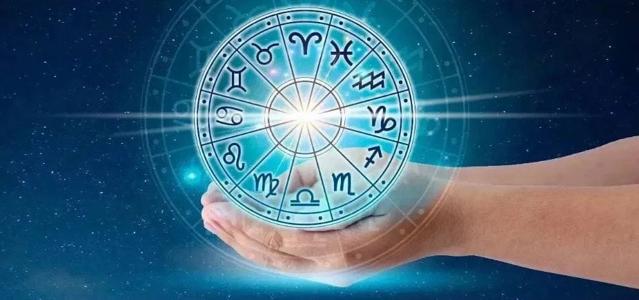 ज्योतिषशास्त्रात ग्रहांचा राजा सूर्यदेवाचे गोचर हे फार महत्त्वाचे मानले जाते. मार्च महिन्यात सूर्यदेव गोचर करणार आहे. त्यामुळे काही राशींवर चांगला तर काही राशींवर वाईट परिणाम पडू शकतो. त्यामुळे काय काळजी घ्यावी ते जाणून घेऊ या...