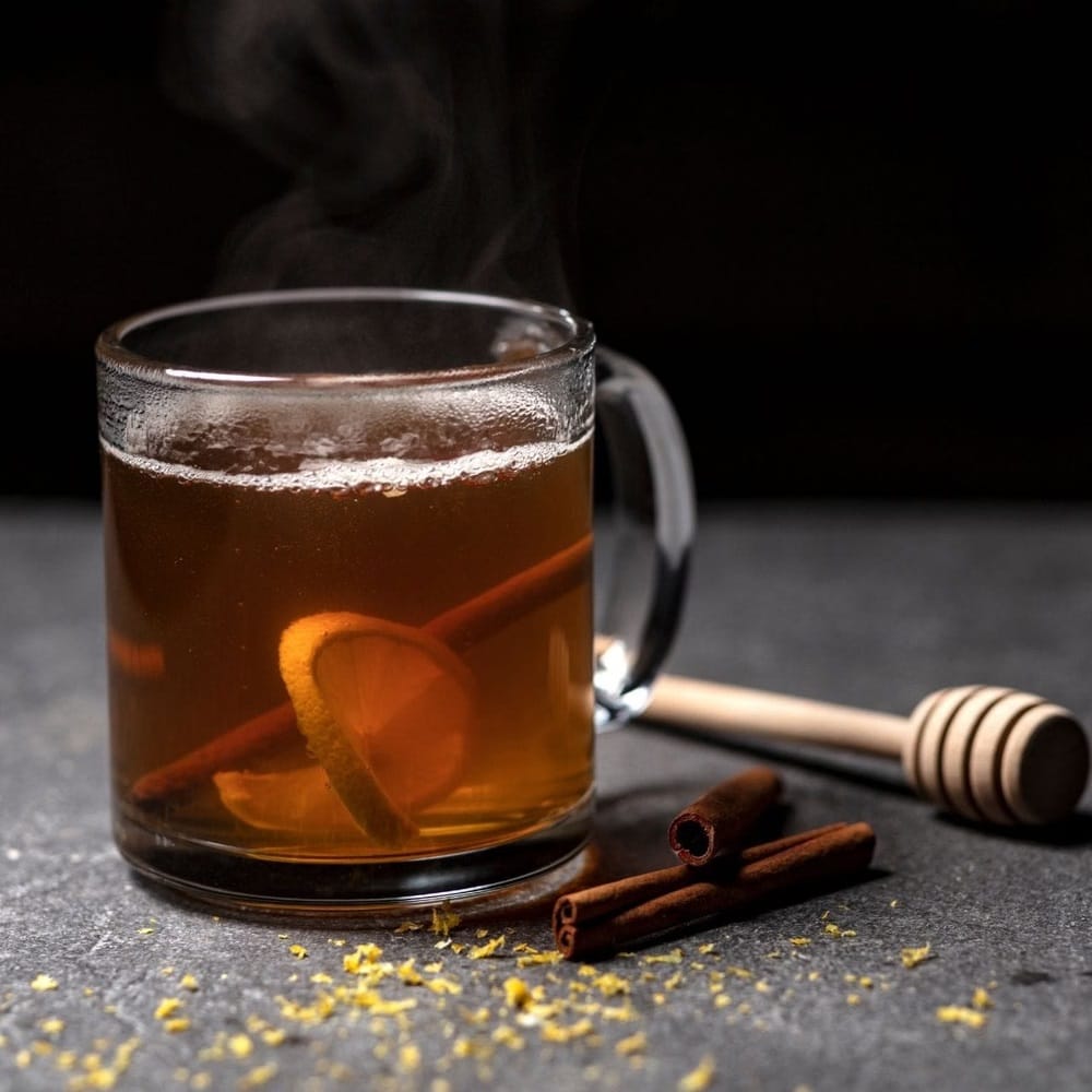 आले आणि मध चहा तुम्ही पिऊ शकता. आले आणि मध चहा बनवू शकता. आल्यामध्ये नैसर्गिक दाहक-विरोधी गुणधर्म असतात जे घसा खवखवणे, खोकला, सर्दी आणि शरीराच्या वेदनांपासून आराम देतात, तसेच रोगप्रतिकारक शक्ती वाढवतात. मध चहाची चव वाढवते आणि त्यात अँटीबॅक्टेरियल गुणधर्म देखील असतात.