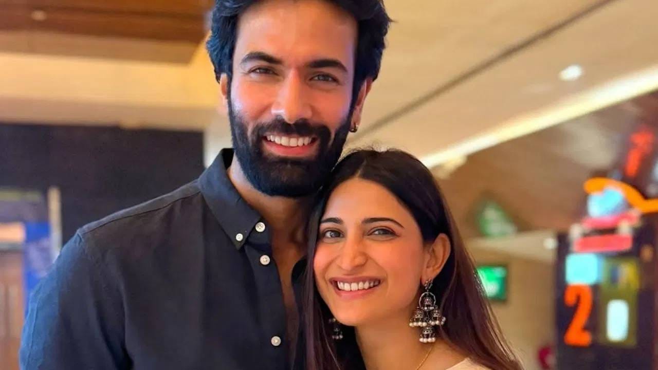 उजैर बलोचच्या भूमिकेत तुझा अभिनय जबरदस्त आहे. सहज आणि कधी न विसरण्यासारखी Acting आहे. लोक तुझ्यासोबत फोटो काढतायत. कौतुकाचे मेसेजेस पाठवत आहे. तुझ्याजवळून जाताना लोकांच्या ह्दयाचे ठोके वाढतात. हा क्षण तुझा आहे असं अहानाने दानिशसाठी लिहिलय. 