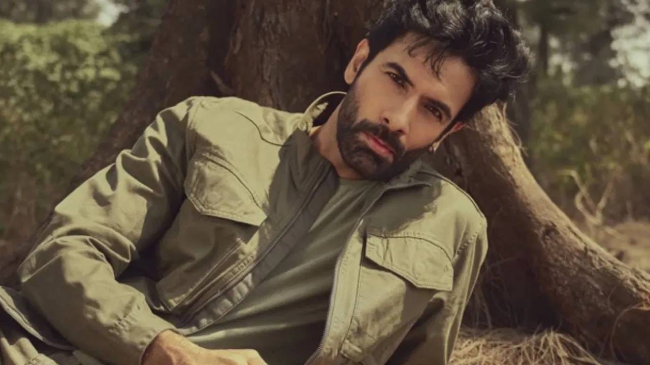 दानिश पंडोरला धुरंधरने स्टार बनवलय. अनेक वर्षाच्या मेहनतीनंतर हे शक्य झालय. उजैर बलोचच्या भूमिकेतून त्याने सुद्धा प्रसिद्धी मिळवली. तो अनेक वर्षांपासून इंडस्ट्रीमध्ये कम करतोय. पण या चित्रपटाने सर्व गेम बदलला. त्याला अभिनेत्री आणि रुमड गर्लफ्रेंड अहाना कुमराचा पूर्ण सपोर्ट आहे. ती त्याचं कौतुक करतेय. 