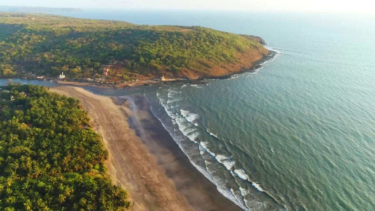उन्हाळ्यातही आल्हाददायक हवामानासाठी दापोली प्रसिद्ध ठिकाण आहे. येथील हिरव्यागार झाडीत वसलेले समुद्रकिनारे पर्यटकांना भुरळ घालतात. मुरुड बीच, कर्डे बीच आणि सुवर्णदुर्ग किल्ला ही ठिकाणे बघण्यासारखी आहेत.