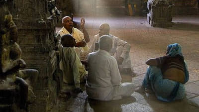 देवाचं दर्शन घेतल्यानंतर लोक मंदिराच्या गाभाऱ्यात का बसतात? अनेकांना माहिती नाही उत्तर, कारण...