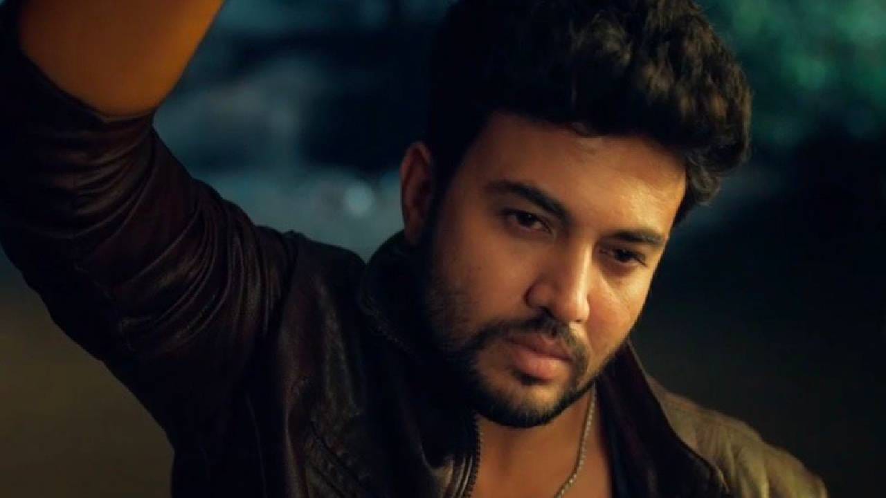 विराज मात्र स्वतःच्या नोकरीमध्ये आनंदी आहे. पण दीपचा त्याच्या वडिलांवर जास्त राग आहे. दीप लहान असताना त्याची आई गेल्याने आपल्या बायकोच्या मृत्यूला दीपच जबाबदार आहे अशी पुरुषोत्तम यांची धारणा झाली. तेव्हापासून ते दीपचा तिरस्कार करतात. आई गेल्यानंतर दीपराज दारूच्या आहारी गेलेला आहे.
