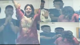 अगं बाई.. खाली बस , कॅच नाहीये ! नाचणाऱ्या साक्षीला धोनीने केलं शांत...